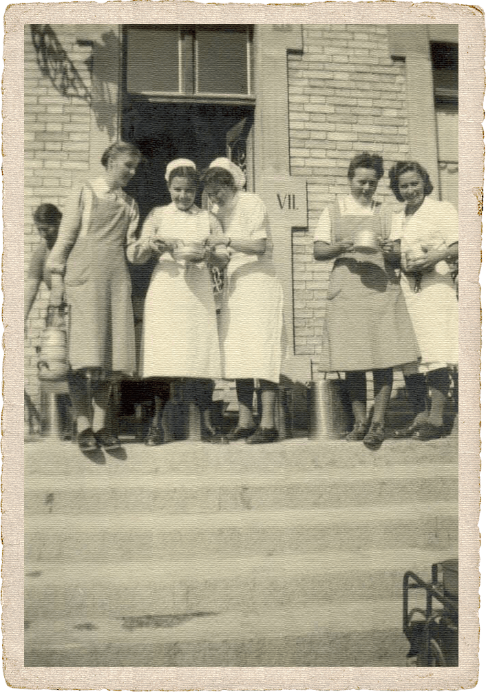 f-0453a_pflegerinnen-stehendl