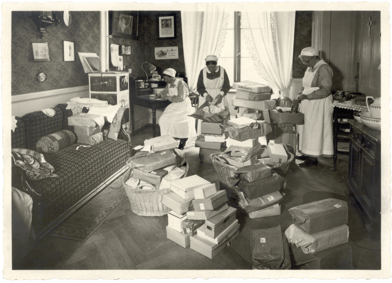 F_0329a_Pfegerinnen_Weihnachtspaeckli